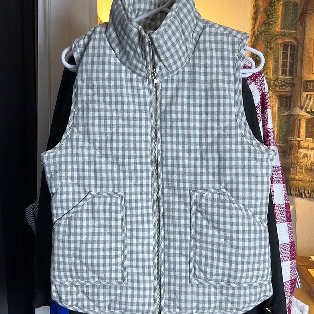 Light gray puff vest with white